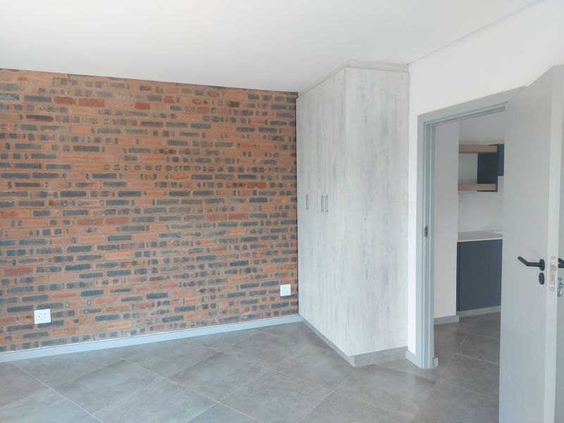 A Rare - Luxury Find in Exclusive Montrose - 8 Bedrooms, 5 Bathrooms and a Sparling Pool. - Photo 8