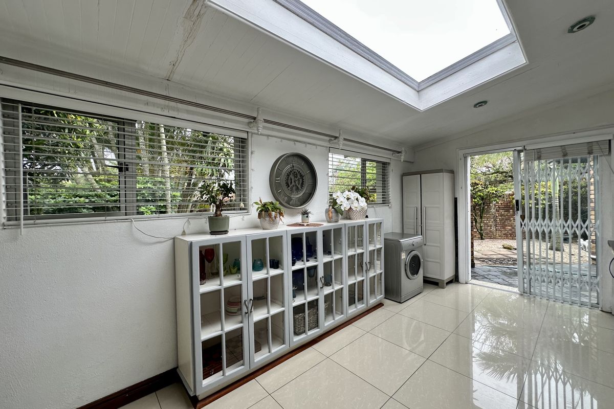 Luxury 5-Bedroom Home Offering Sophisticated Living, Seamless Design, and Premier Indoor–Outdoor Ele - Photo 5