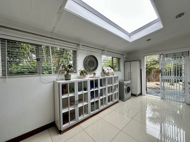 Luxury 5-Bedroom Home Offering Sophisticated Living, Seamless Design, and Premier Indoor–Outdoor Ele - Photo 5