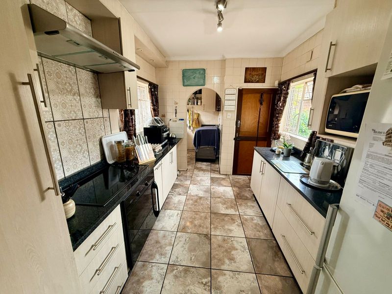 Beautiful 3-Bedroom Townhouse for Sale. - Photo 10