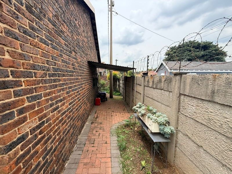 Beautiful 3-Bedroom Townhouse for Sale. - Photo 8