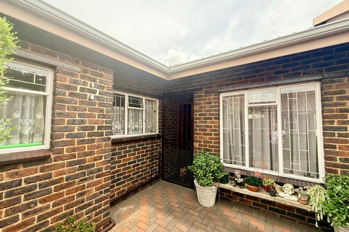 Beautiful 3-Bedroom Townhouse for Sale. - Photo 2
