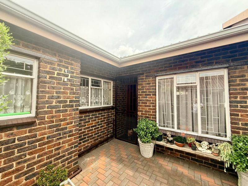 Beautiful 3-Bedroom Townhouse for Sale. - Photo 2