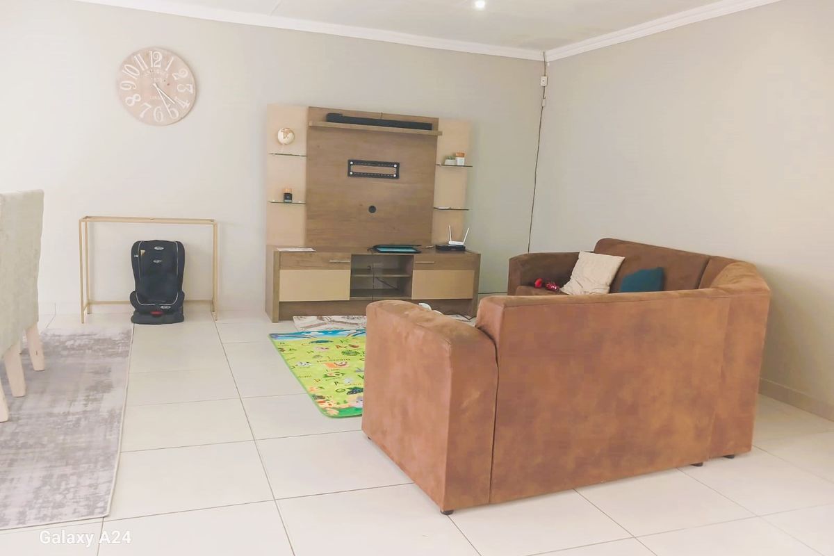 Spacious 3 Bedroom 2 Bathroom House in Haven Hills - Photo 3