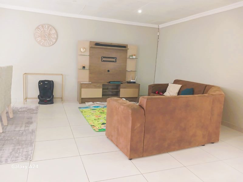 Spacious 3 Bedroom 2 Bathroom House in Haven Hills - Photo 3