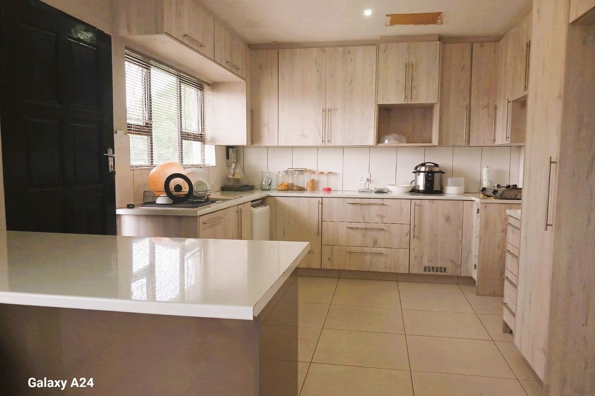 Spacious 3 Bedroom 2 Bathroom House in Haven Hills - Photo 2