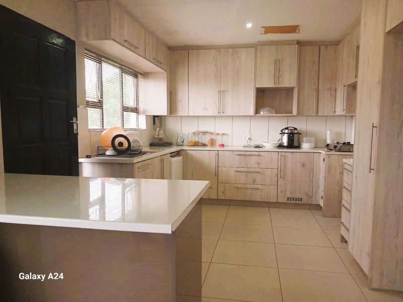 Spacious 3 Bedroom 2 Bathroom House in Haven Hills - Photo 2