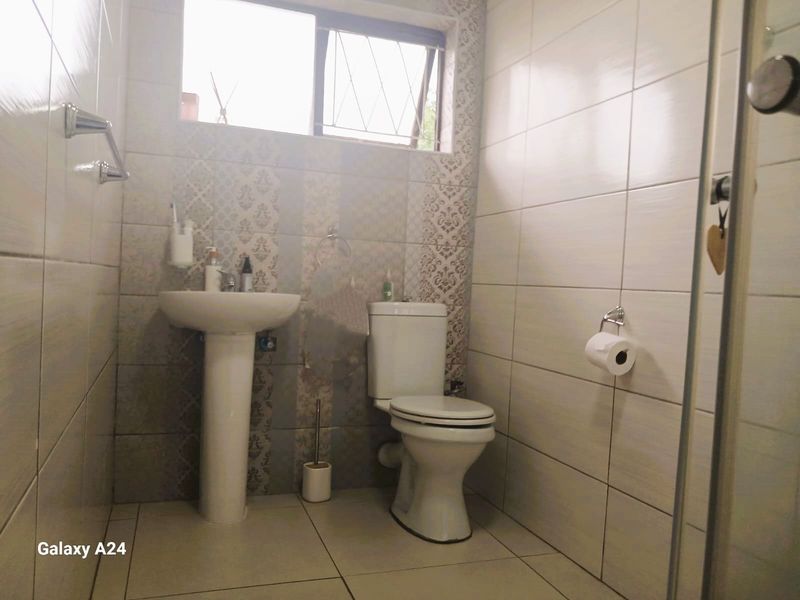 Spacious 3 Bedroom 2 Bathroom House in Haven Hills - Photo 9