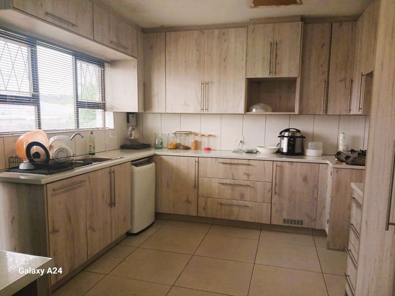 Spacious 3 Bedroom 2 Bathroom House in Haven Hills - Photo 6