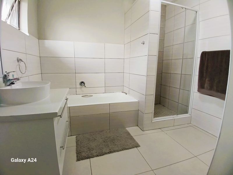 Spacious 3 Bedroom 2 Bathroom House in Haven Hills - Photo 8