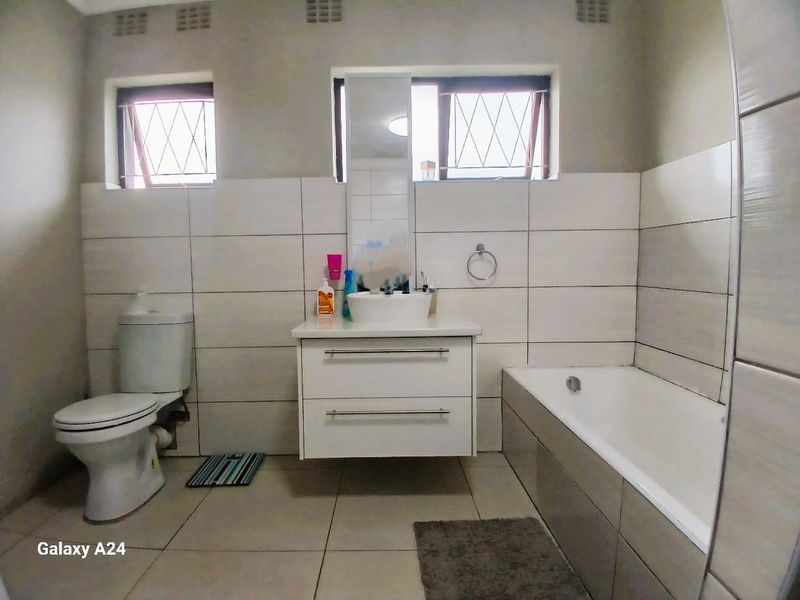Spacious 3 Bedroom 2 Bathroom House in Haven Hills - Photo 7