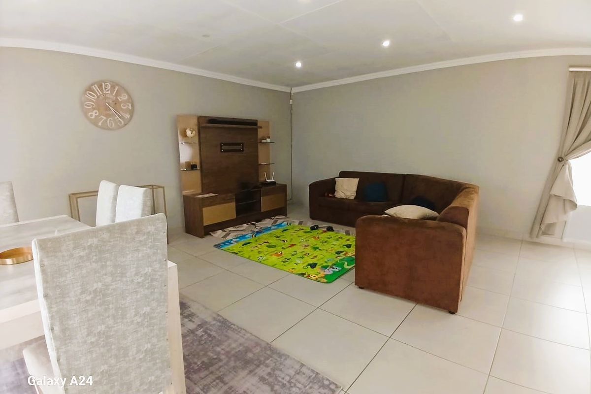 Spacious 3 Bedroom 2 Bathroom House in Haven Hills - Photo 4