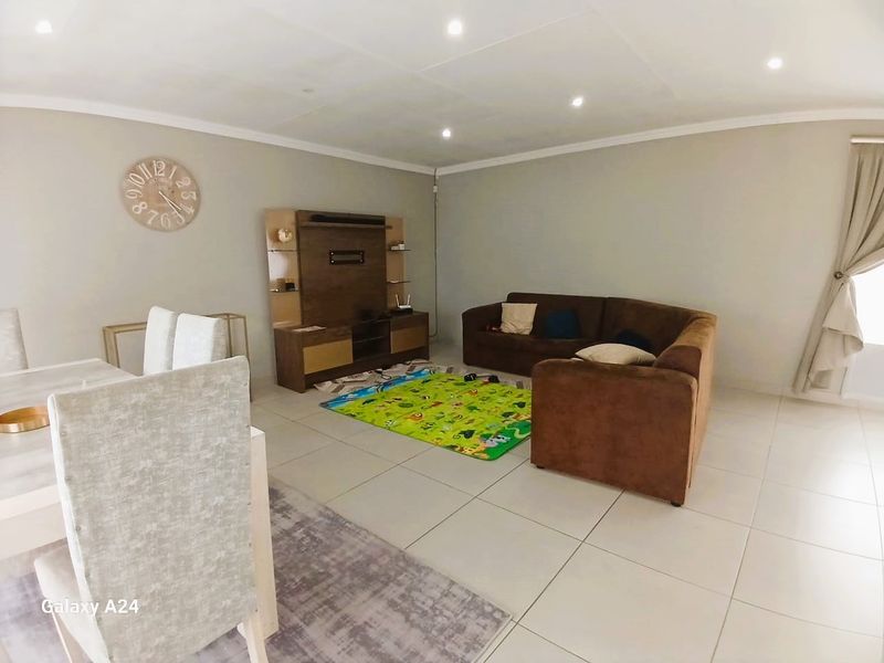 Spacious 3 Bedroom 2 Bathroom House in Haven Hills - Photo 4
