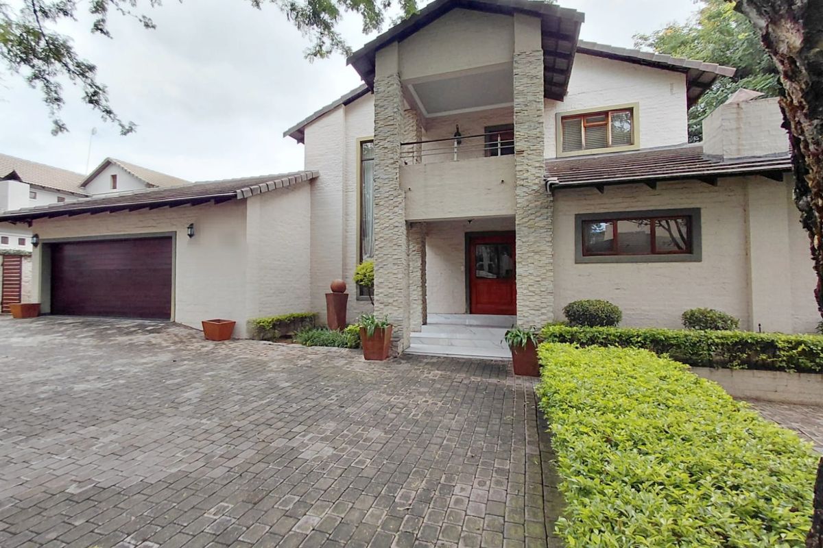 Elegant 4 Bedroom Double-Storey in Prestigious Estate - Photo 2