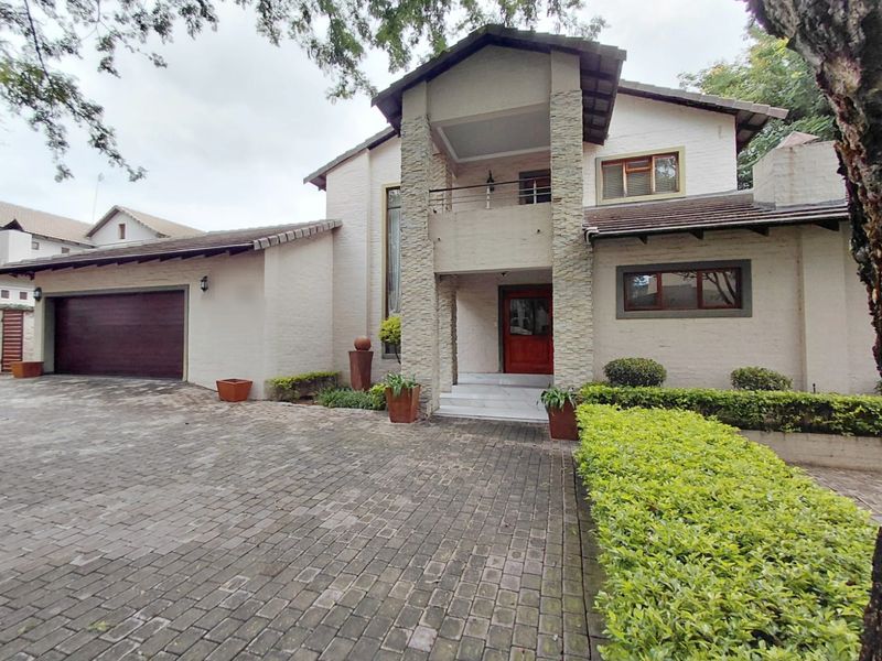 Elegant 4 Bedroom Double-Storey in Prestigious Estate - Photo 2