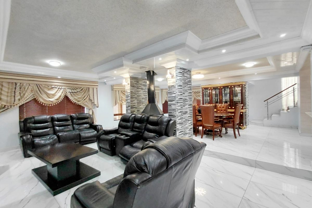 Elegant 4 Bedroom Double-Storey in Prestigious Estate - Photo 5