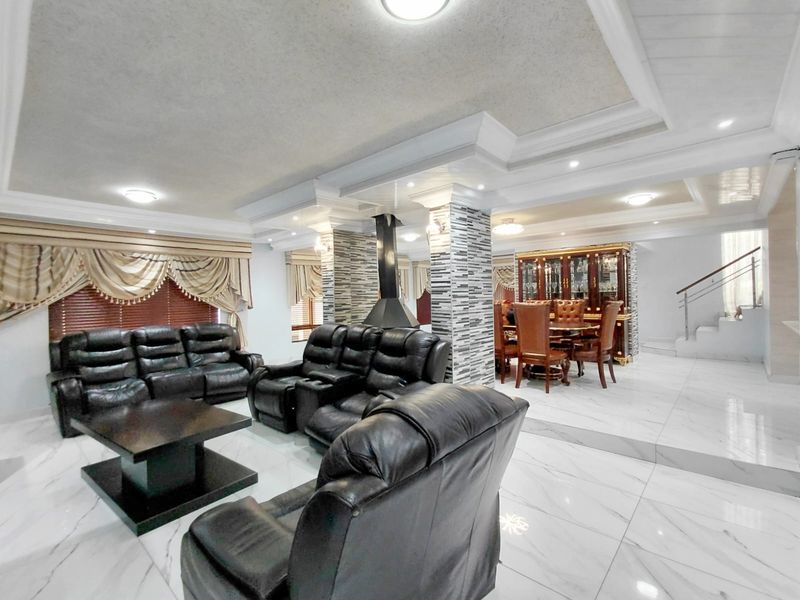 Elegant 4 Bedroom Double-Storey in Prestigious Estate - Photo 5