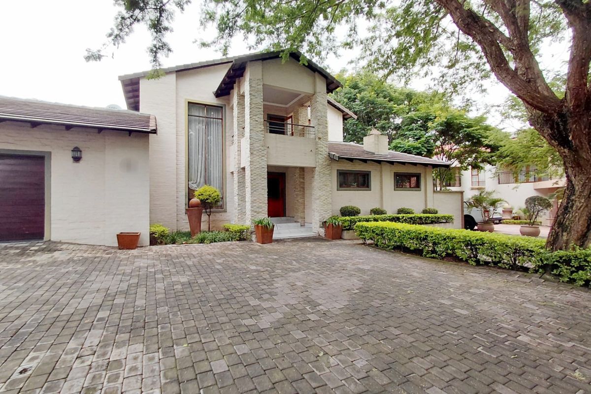 Elegant 4 Bedroom Double-Storey in Prestigious Estate - Photo 3