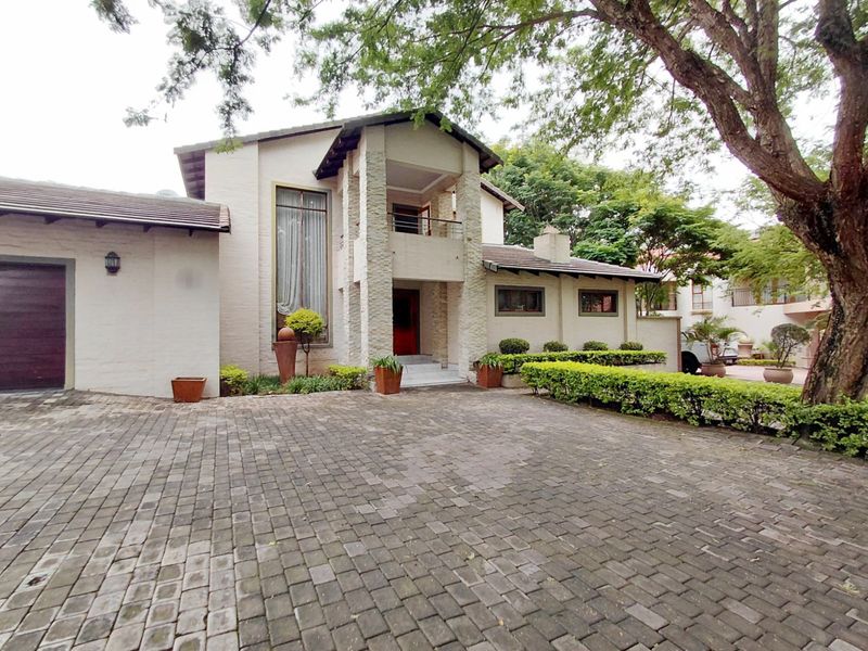 Elegant 4 Bedroom Double-Storey in Prestigious Estate - Photo 3