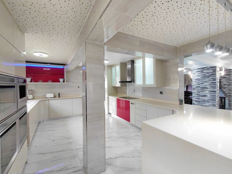 Elegant 4 Bedroom Double-Storey in Prestigious Estate - Photo 9