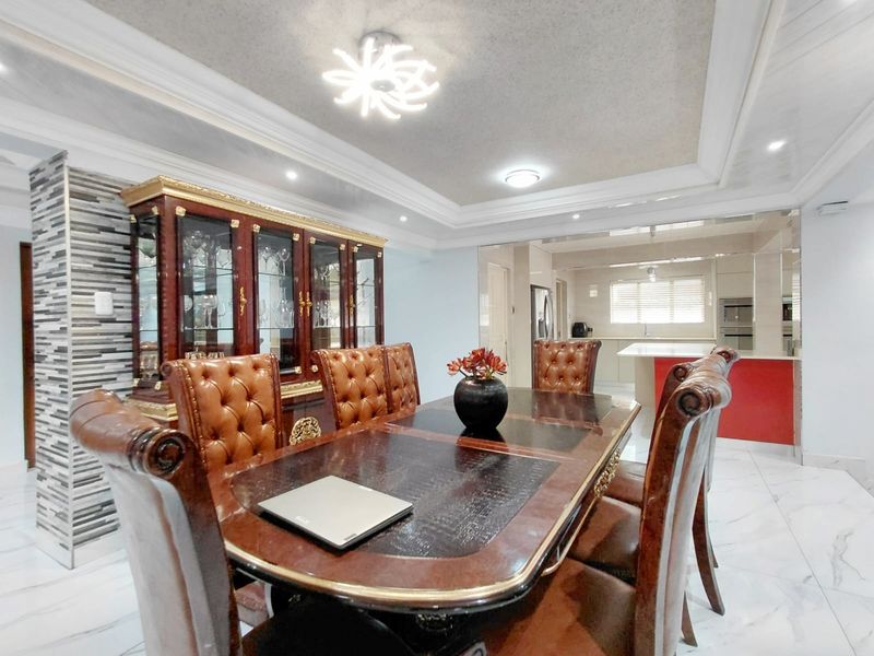 Elegant 4 Bedroom Double-Storey in Prestigious Estate - Photo 7