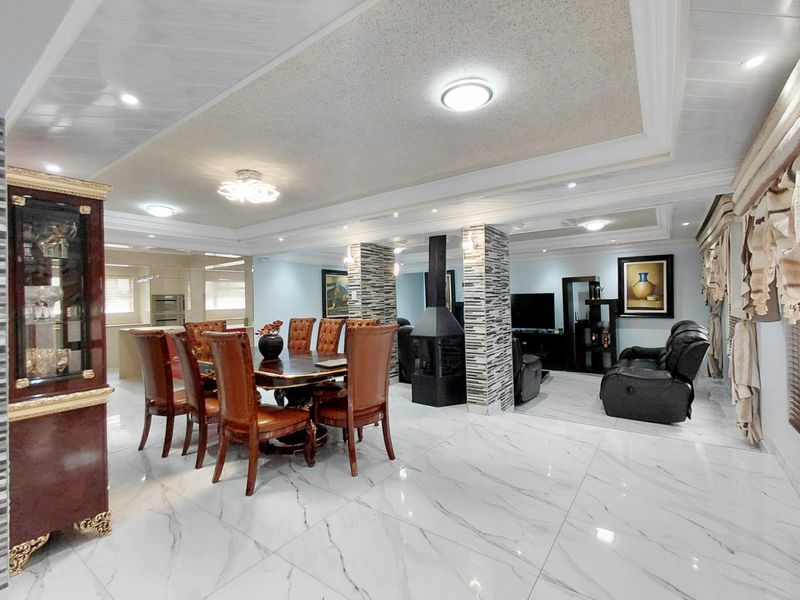 Elegant 4 Bedroom Double-Storey in Prestigious Estate - Photo 6