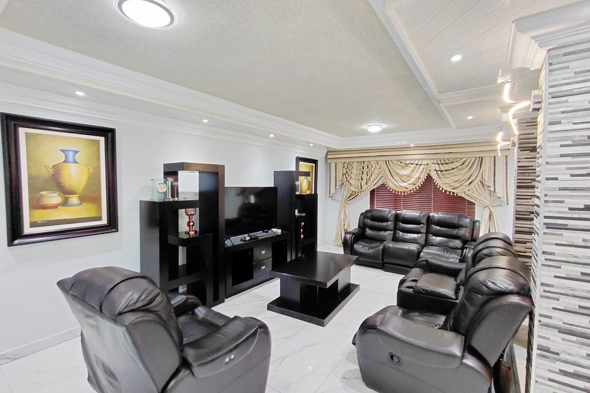 Elegant 4 Bedroom Double-Storey in Prestigious Estate - Photo 4