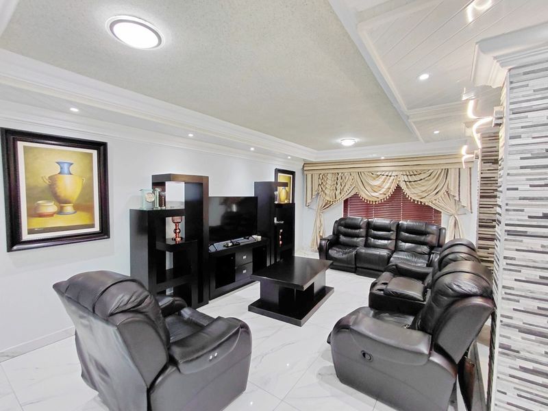 Elegant 4 Bedroom Double-Storey in Prestigious Estate - Photo 4