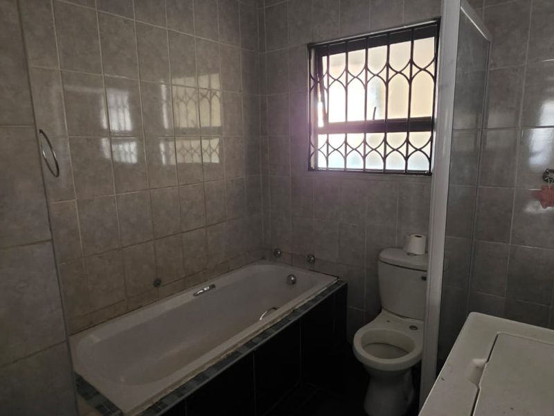 Immaculate 4-Bedroom Sectional Title Townhouse – Prime SE10 Location | A True Investment Opportunity - Photo 6