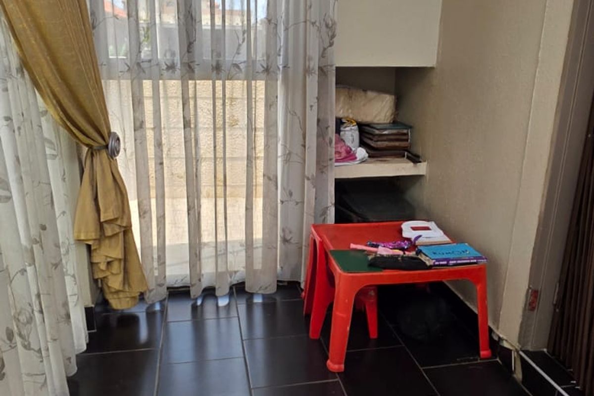 Immaculate 4-Bedroom Sectional Title Townhouse – Prime SE10 Location | A True Investment Opportunity - Photo 3