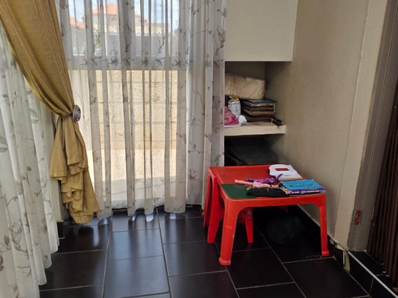 Immaculate 4-Bedroom Sectional Title Townhouse – Prime SE10 Location | A True Investment Opportunity - Photo 3