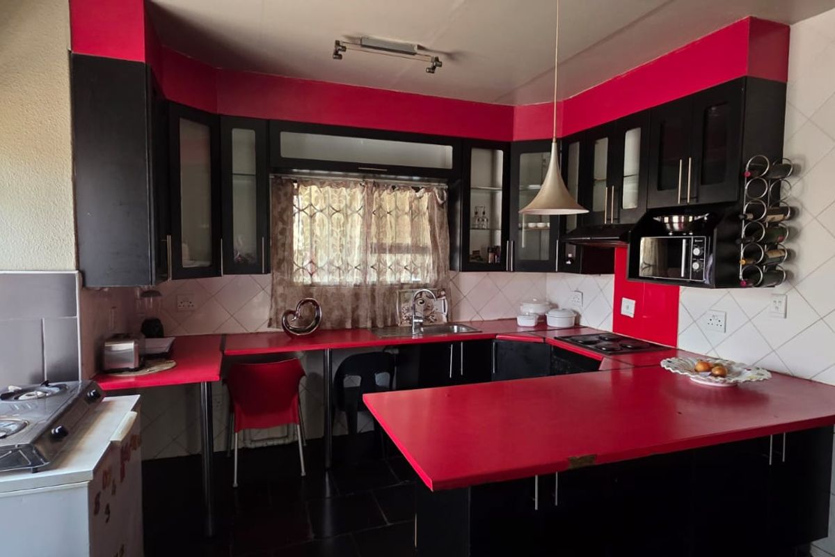 Immaculate 4-Bedroom Sectional Title Townhouse – Prime SE10 Location | A True Investment Opportunity - Photo 2