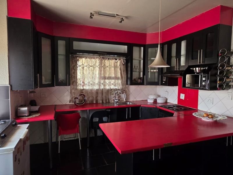 Immaculate 4-Bedroom Sectional Title Townhouse – Prime SE10 Location | A True Investment Opportunity - Photo 2