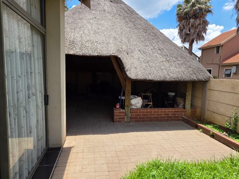 Immaculate 4-Bedroom Sectional Title Townhouse – Prime SE10 Location | A True Investment Opportunity - Photo 10