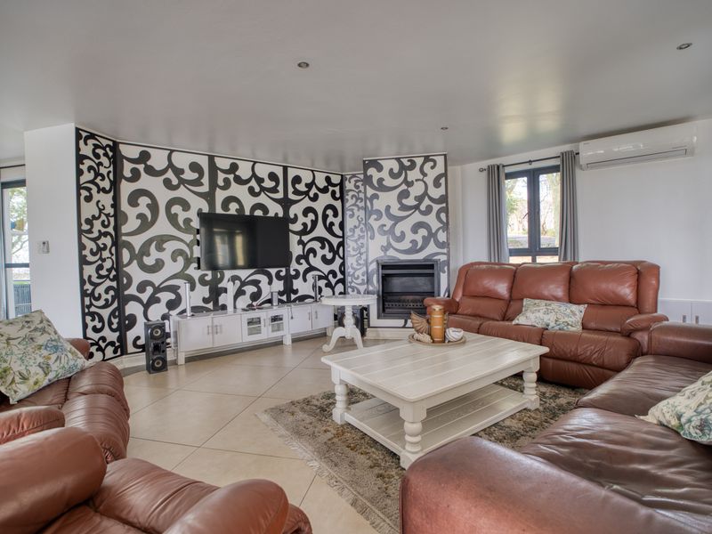 The Royal Familia Beach House – Luxury Coastal Living at Its Finest - Photo 9