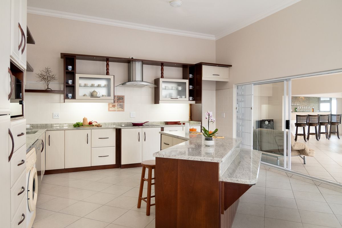 Coastal Grandeur in Zinkwazi Beach – Seven-Bedroom Sanctuary with Panoramic Ocean Views - Photo 4