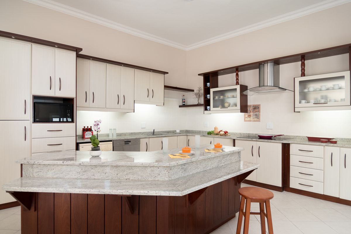 Coastal Grandeur in Zinkwazi Beach – Seven-Bedroom Sanctuary with Panoramic Ocean Views - Photo 5