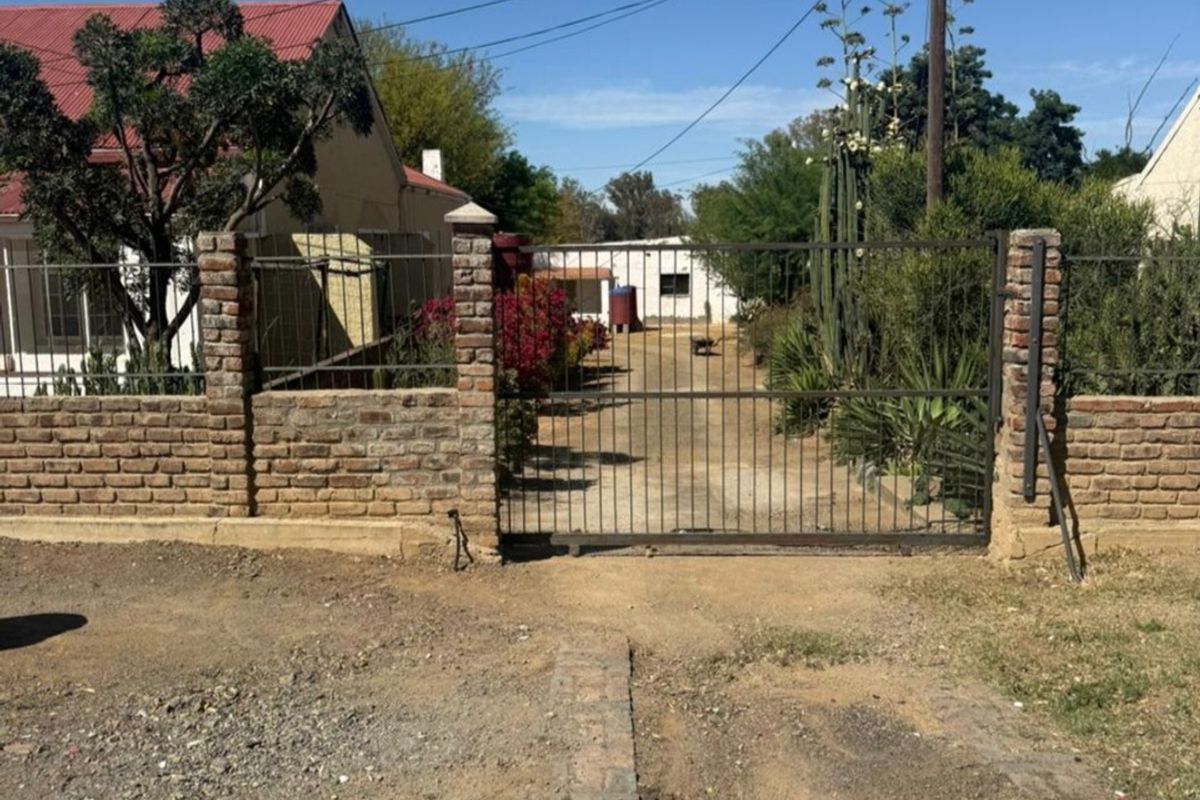 FOR SALE: A Rare Property Opportunity in the Heart of Jansenville, Karoo - Photo 2