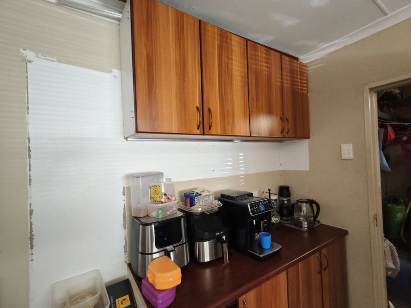 Semi-attached Home in a Quiet Cul-de-Sac — Ideal Fixer-Upper & Investment Opportunity - Photo 7