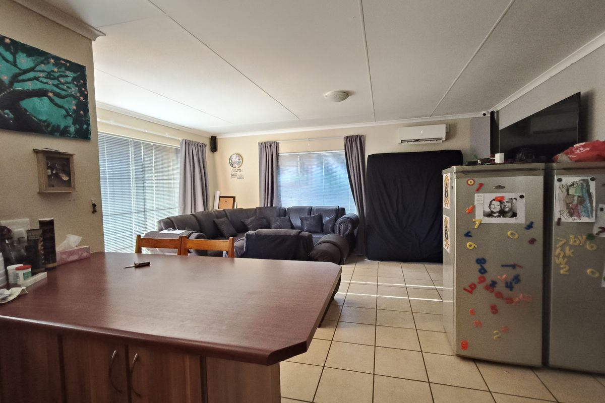 Semi-attached Home in a Quiet Cul-de-Sac — Ideal Fixer-Upper & Investment Opportunity - Photo 5