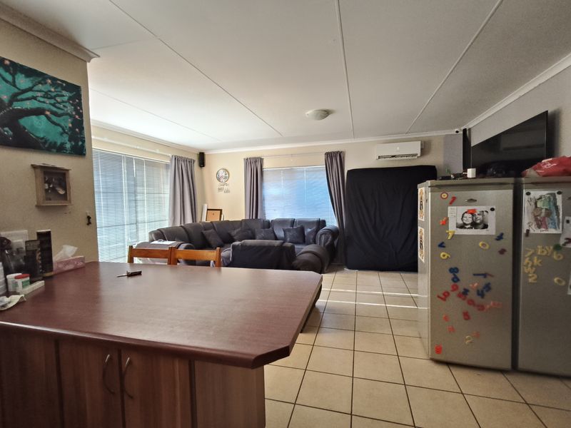 Semi-attached Home in a Quiet Cul-de-Sac — Ideal Fixer-Upper & Investment Opportunity - Photo 5