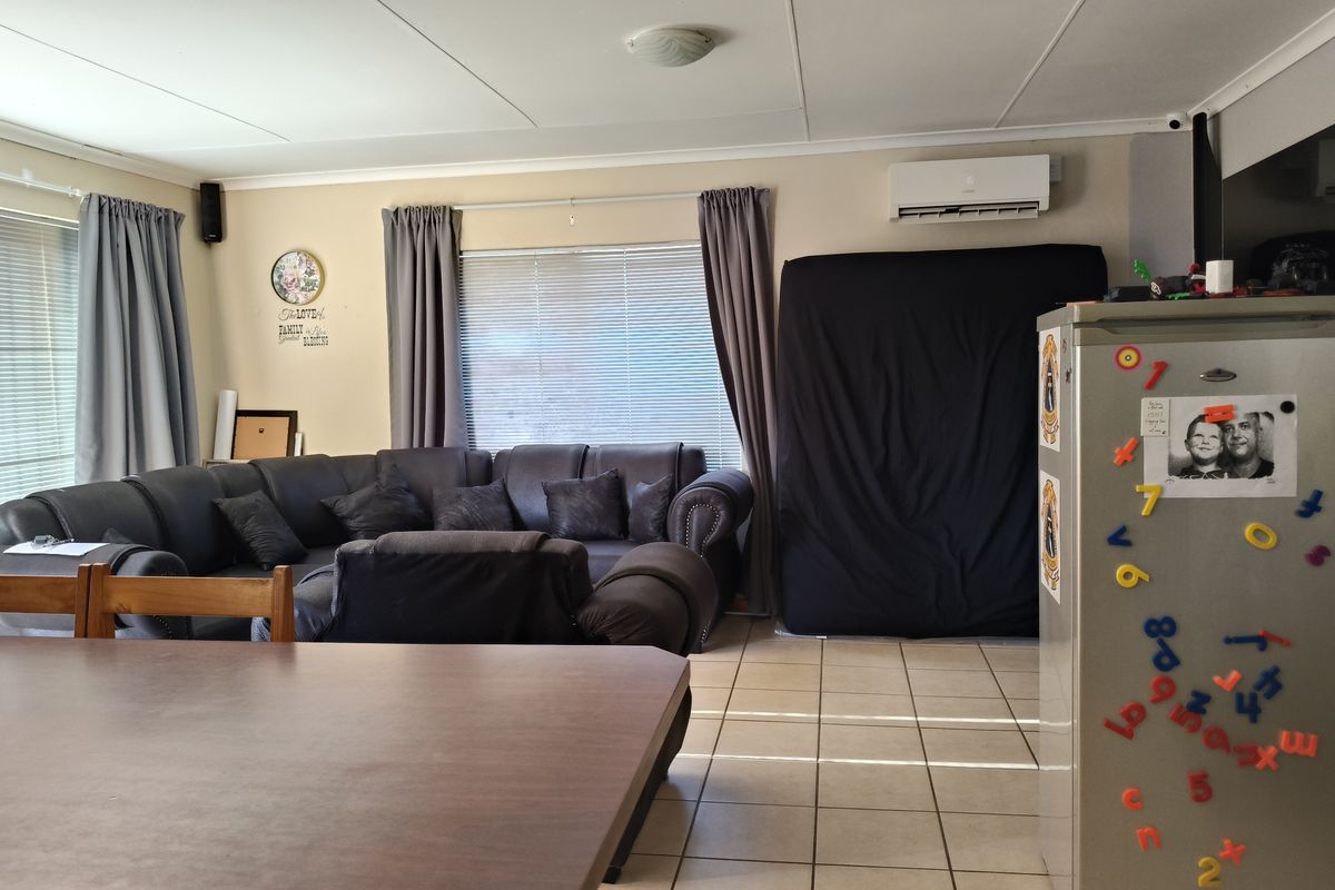 Semi-attached Home in a Quiet Cul-de-Sac — Ideal Fixer-Upper & Investment Opportunity - Photo 4