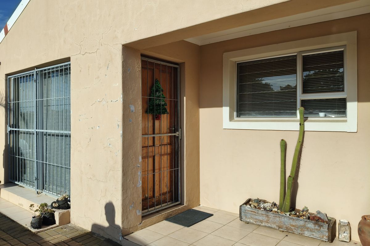 Semi-attached Home in a Quiet Cul-de-Sac — Ideal Fixer-Upper & Investment Opportunity - Photo 2