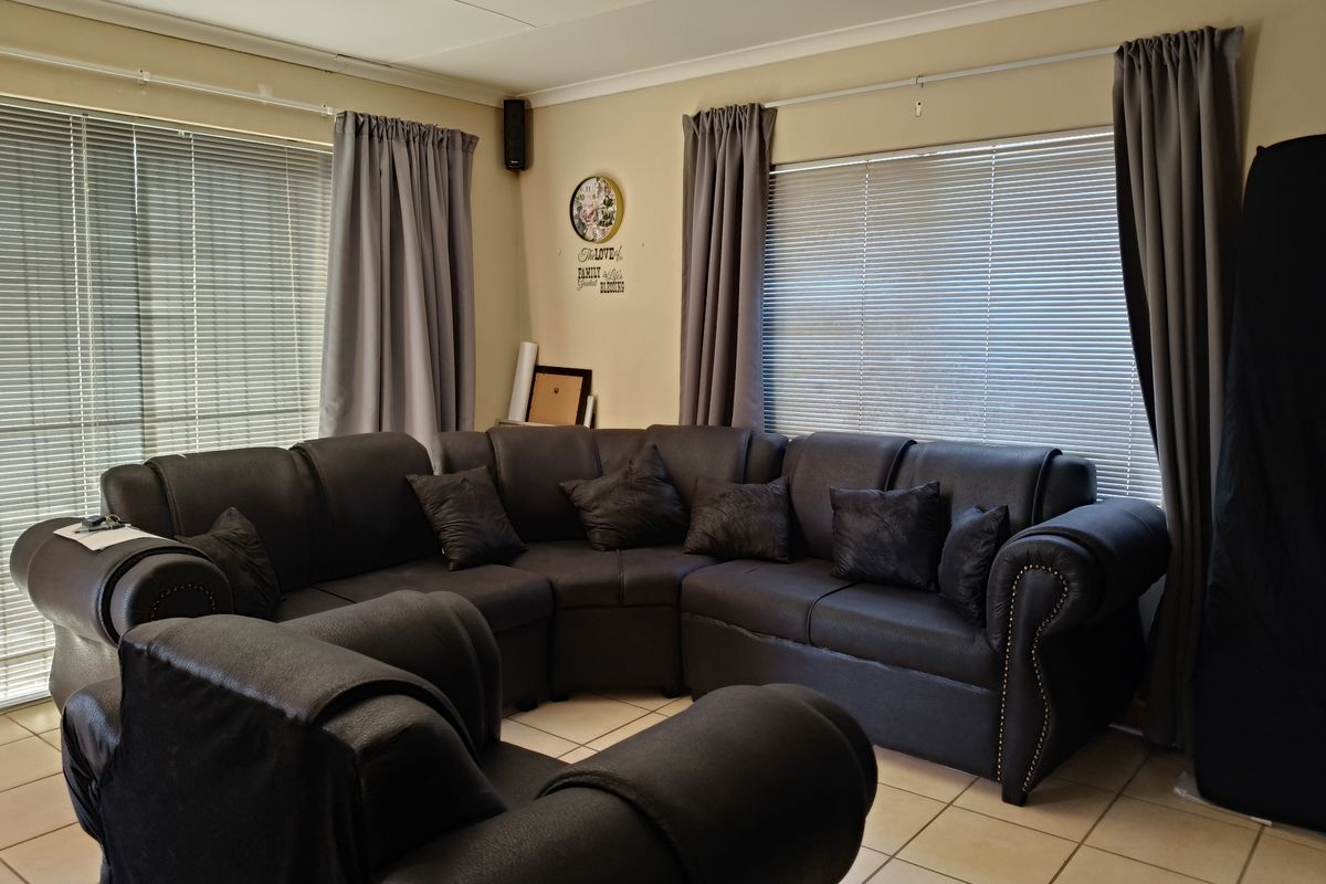 Semi-attached Home in a Quiet Cul-de-Sac — Ideal Fixer-Upper & Investment Opportunity - Photo 3