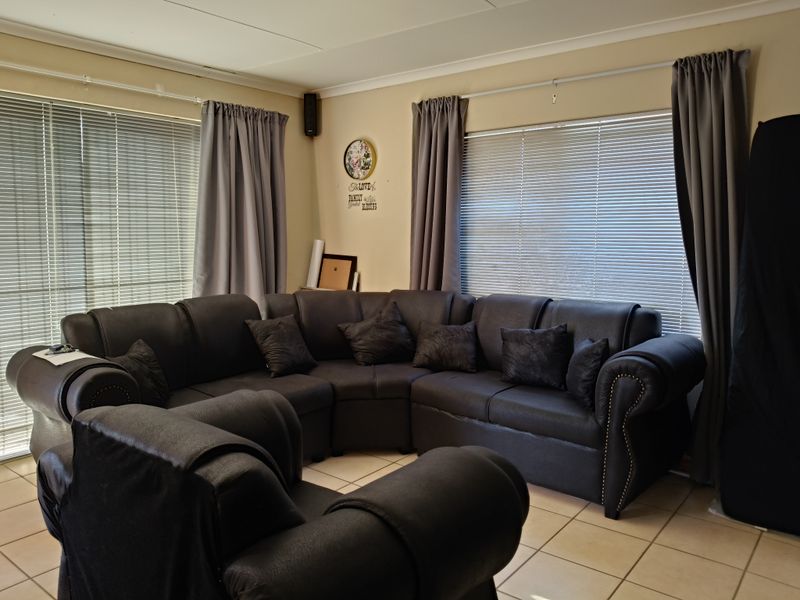 Semi-attached Home in a Quiet Cul-de-Sac — Ideal Fixer-Upper & Investment Opportunity - Photo 3