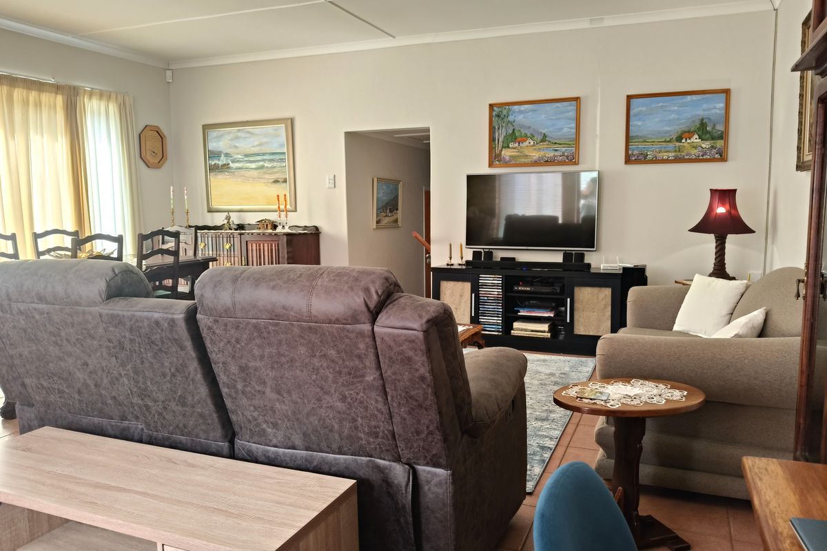 Modern 3-Bedroom Townhouse in Secure Complex - Photo 3