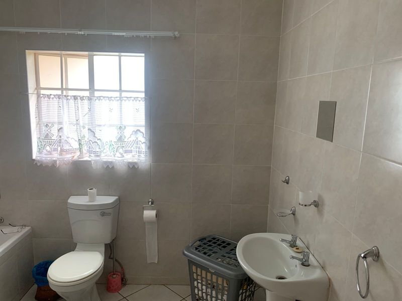 Spacious 6 bedroom smallholding with wide open land. - Photo 8