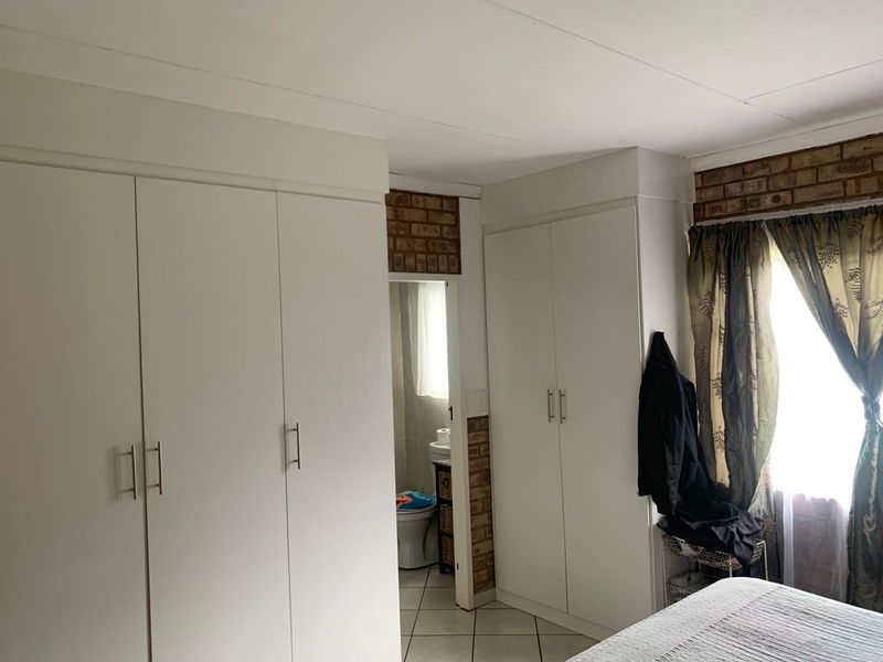 Spacious 6 bedroom smallholding with wide open land. - Photo 6