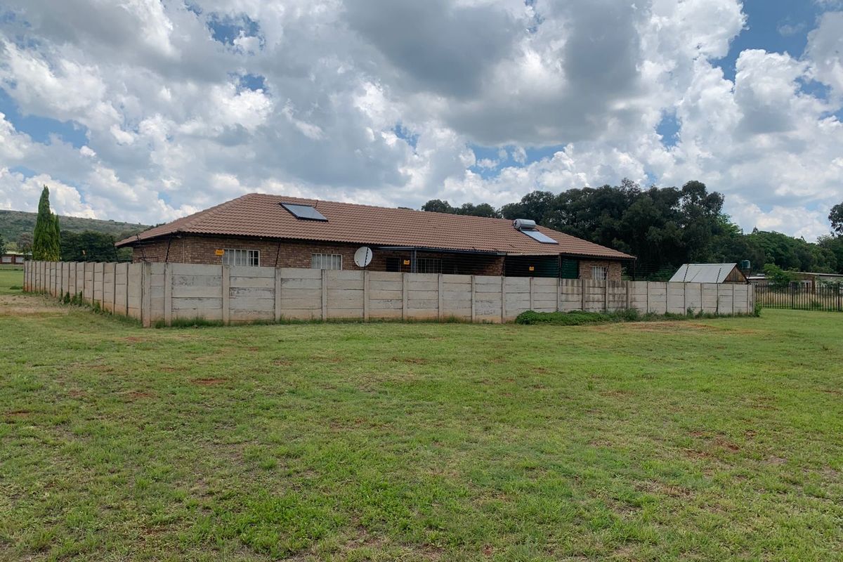 Spacious 6 bedroom smallholding with wide open land. - Photo 3