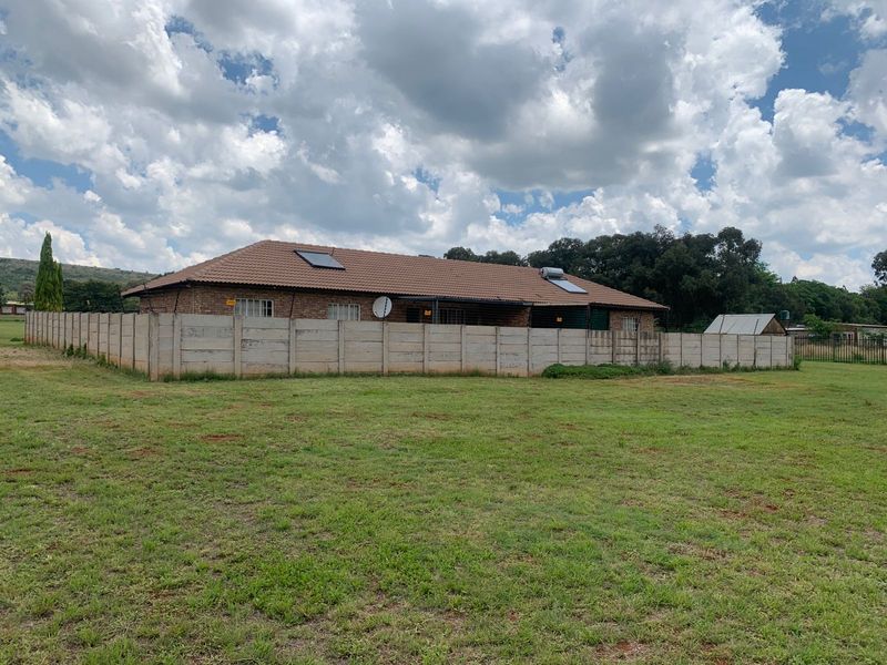 Spacious 6 bedroom smallholding with wide open land. - Photo 3